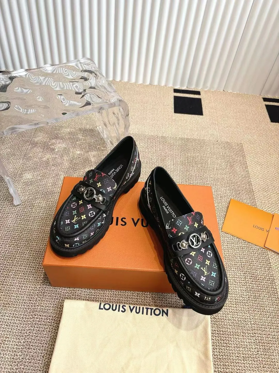 👟👟Ex-factory price 720👟👟 Loaf | ²⁰²5 𝐬𝐬 🤍🤎 LV Louis Vuitton counter’s latest 🆕presbyopia cowhide thick-soled loafer series! New for purchasing agents 🆕 This platform thick-soled series is very popular this year. It has a height-increasing effect and is a fashion leader. It is absolutely yyds! Fabric: Imported open-edge beaded cowhide, cowhide lining. Thick-soled platform shoelaces with logo and non-slip soles. This shoe is very comfortable on the feet and feels great. Original one-to-one molded outsole. Heel height 5cm. Size: 35-41 40 41 Customized ⚠ Comes with counter packaging